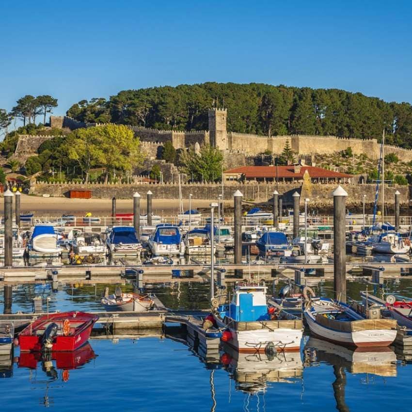 Puerto de Baiona y castillo de Monterreal, actual Parador Nacional de Turismo.