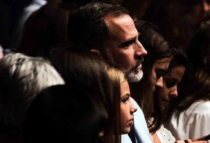 Los Reyes y sus hijas en el concierto de Ara Malikian