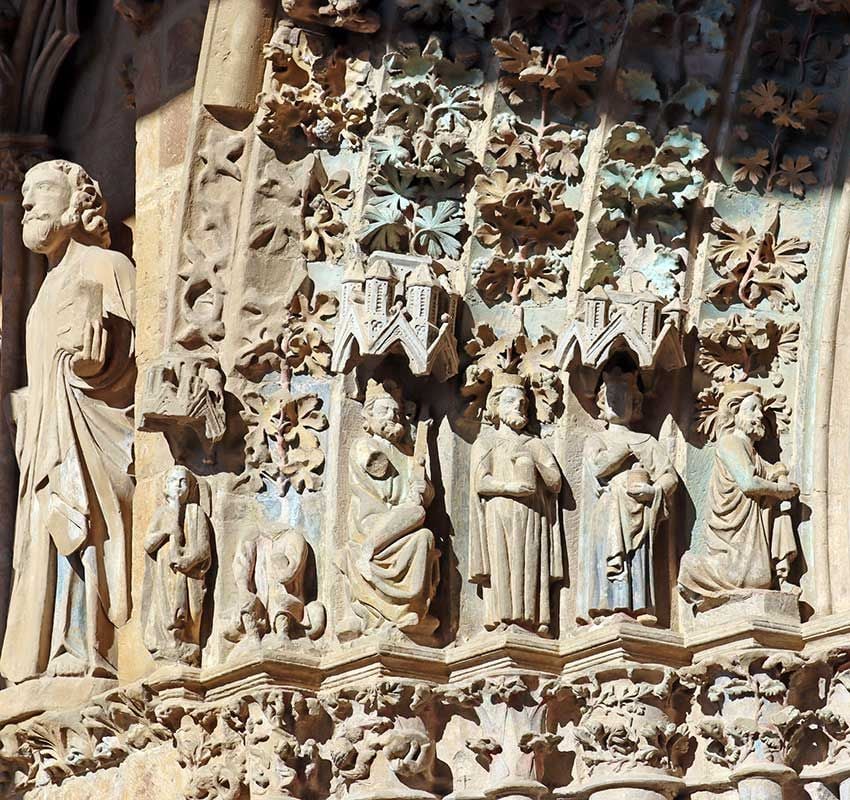 Relieves de la portada de la iglesia de Santa María en Olite