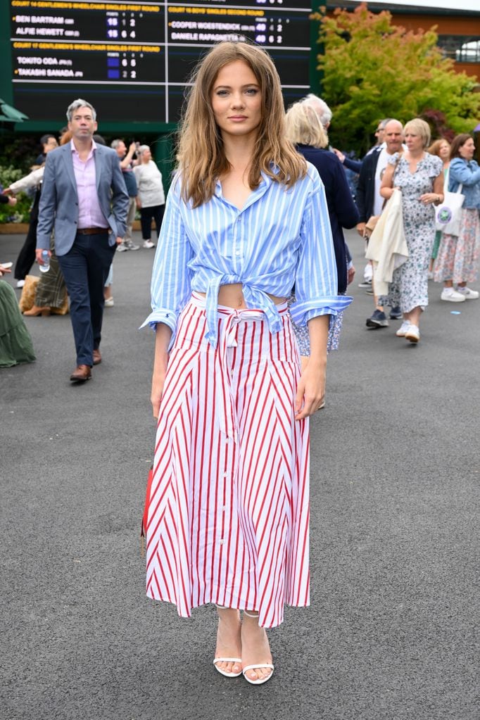 LONDRES, INGLATERRA - 10 DE JULIO: Freya Allan, vestida de Ralph Lauren, asiste al Campeonato de Tenis de Wimbledon en el All England Tennis and Croquet Club en Wimbledon el 10 de julio de 2024 en Londres, Inglaterra. (Foto de Karwai Tang/WireImage)