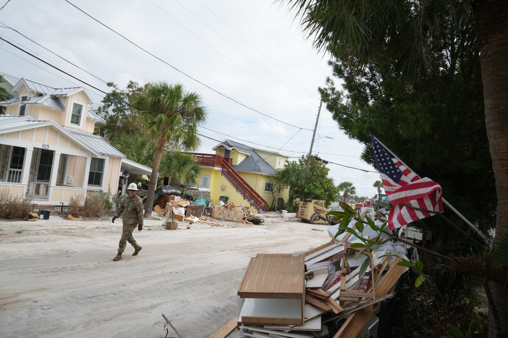 Un miembro de la Guardia nacional de Florida en las zonas que se preparan para el paso del huracán Milton, octubre de 2024