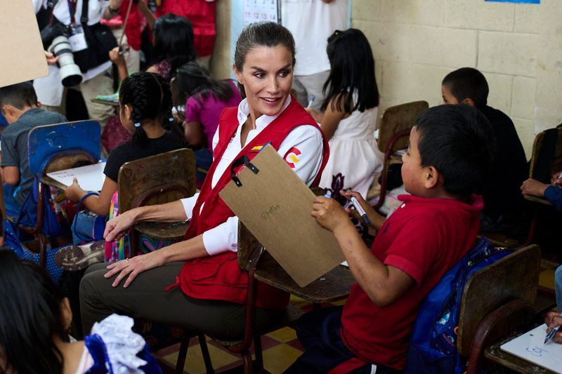 Doña Letizia muy pendiente de los más pequeños