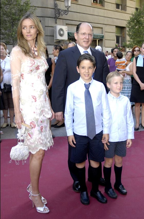 Kardam de Bulgaria con su mujer y sus dos hijos (Boris y Beltrán) en la boda de Paloma Segrelles con el empresario Emilio Álvarez que tuvo lugar en la iglesia de Santiago, en el Madrid de los Austrias en julio de 2007. Para aquel enlace, en el que la familia de la novia convocó a aristócratas, políticos, toreros, empresarios y artistas, Miriam Ungría se decantó por un primaveral diseño de Eduardo Ladrón de Guevara
