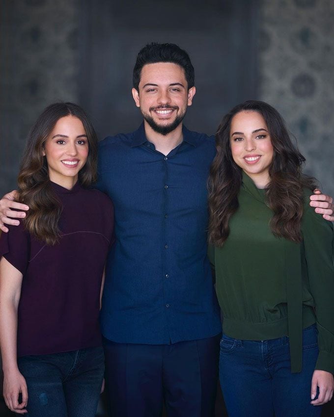 Hussein de Jordania con sus hermanas Iman y Salma