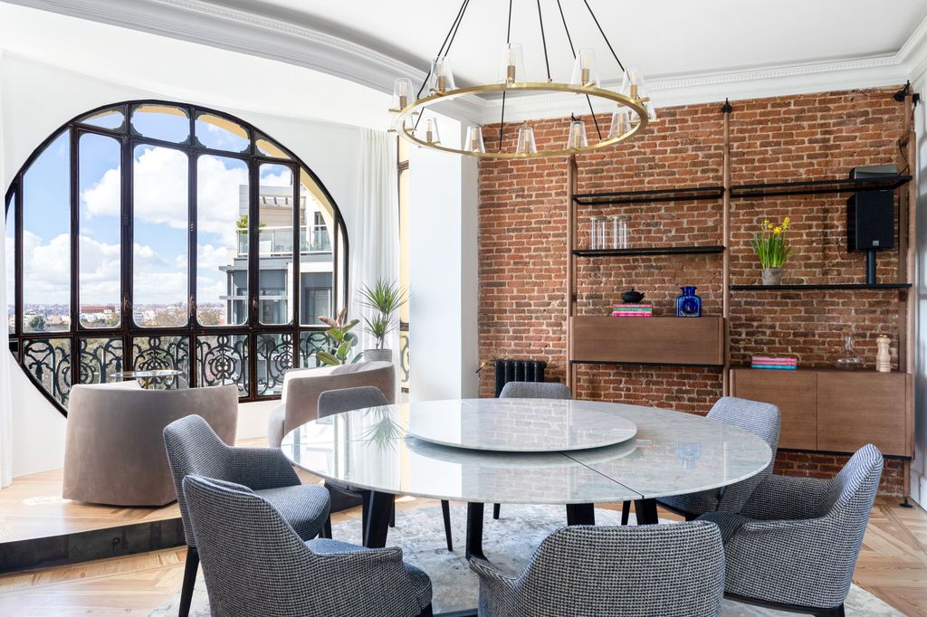 Comedor moderno con pared de ladrillo. 