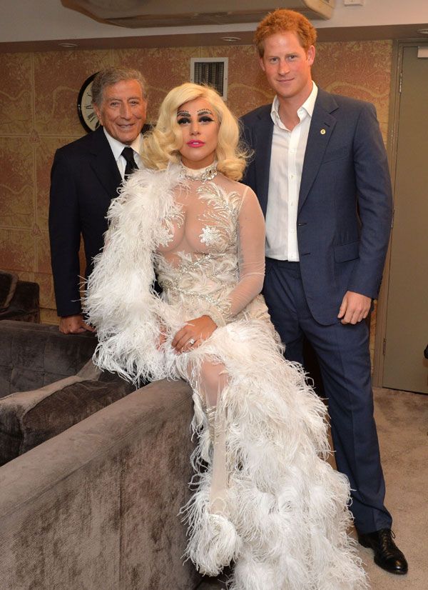 La artista y Tony Bennett posan junto al príncipe Harry tras el concierto a beneficio de WellChild, la organización de la que es patrón el nieto de la reina Isabel
