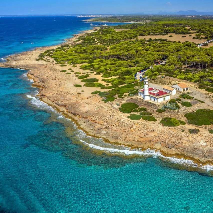 Vista aérea del cabo de Ses Salinas con el faro del siglo XIX