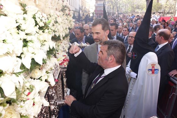 Ha presenciado cómo el saetero de Osuna, Manuel Cuevas le ha dedicado una sentida saeta a la Virgen del Rocío. Imagen del twitter de Casa Real
