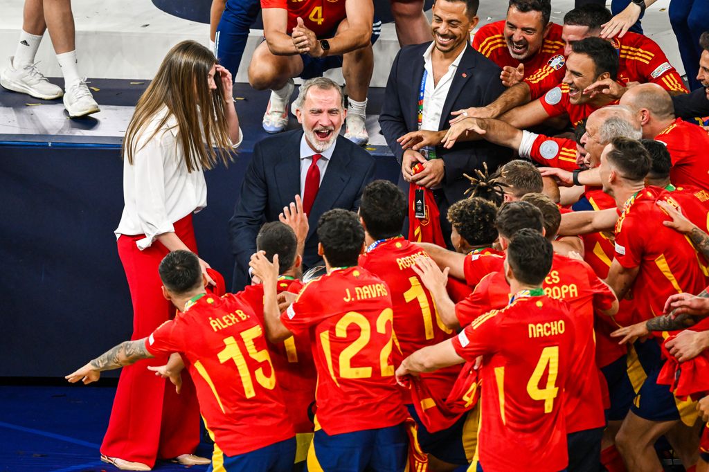 Felipe VI feliz con los jugadores de 'La Roja' en la final de la Eurocopa 2024