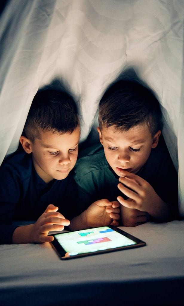 Niños viendo tablet