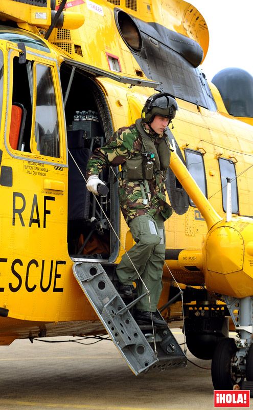 Fue en el año 2010 cuando Guillermo de Inglaterra se graduó como piloto de helicópteros de rescate de las Reales Fuerzas Armadas y actualmente trabaja como como piloto del servicio de ambulancias aéreas de la región de East Anglia. Estas fotografías fueron tomadas en marzo de 2011 durante unas maniobras de rescate
