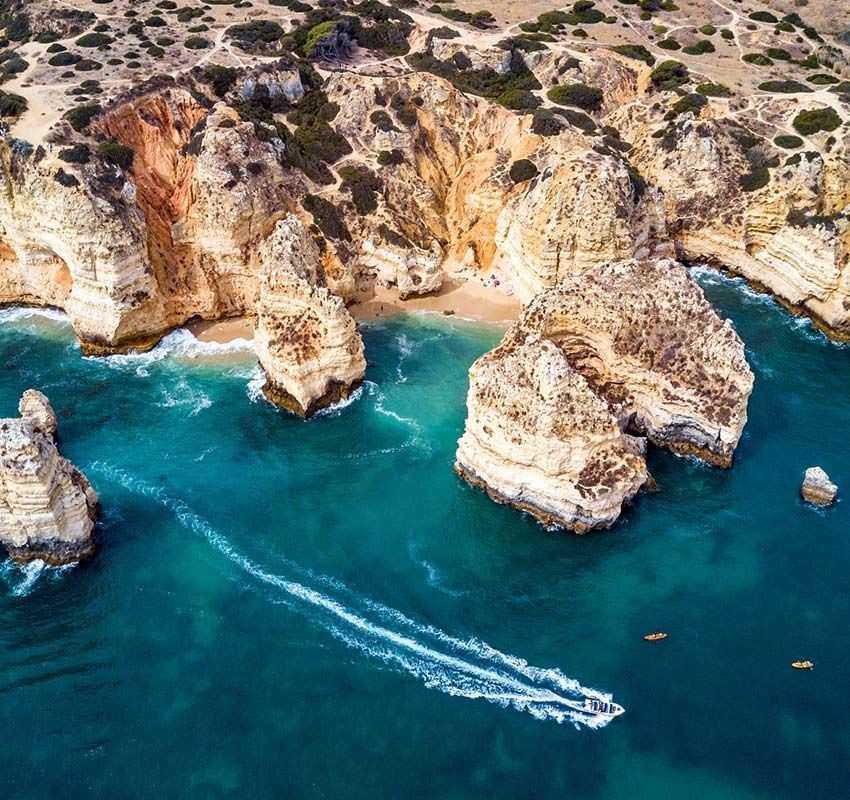 Vista aérea de los acantilados de Lagos en el Algarve