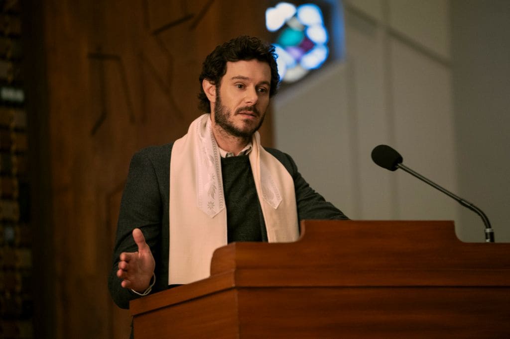 Adam Brody arrasa con su papel de rabino en la serie 'Nadie quiere esto' de Netflix