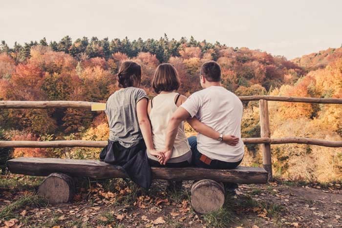 tres personas jóvenes abrazadas