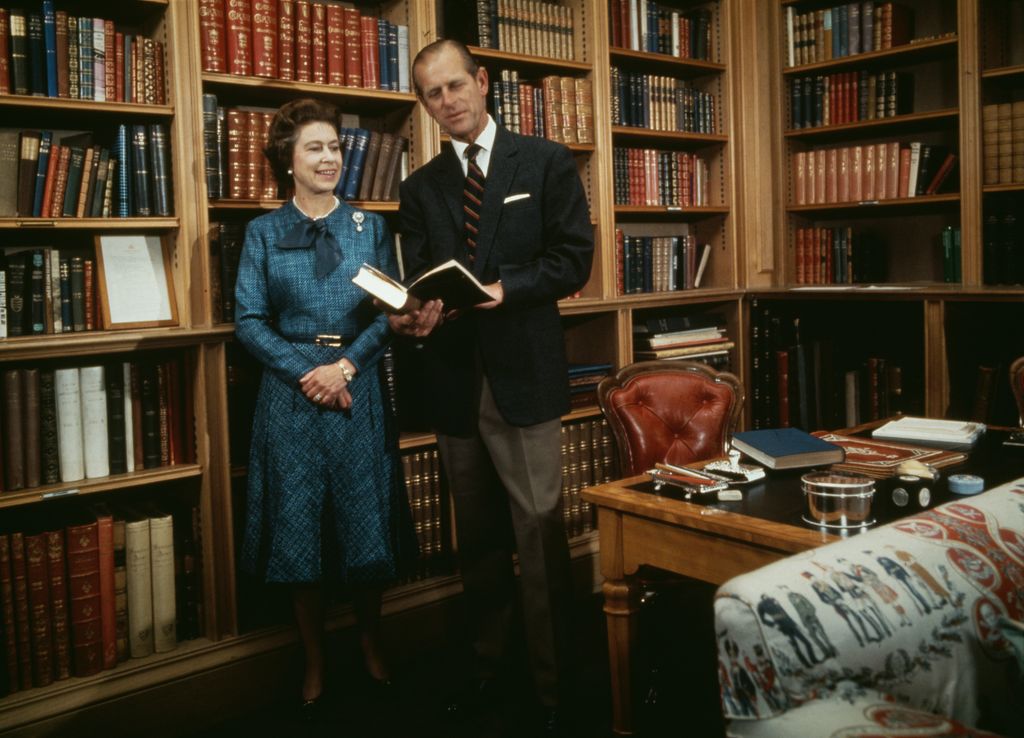 Isabel II y Felipe de Edimburgo celebrando sus bodas de plata en 1972 en Balmoral 