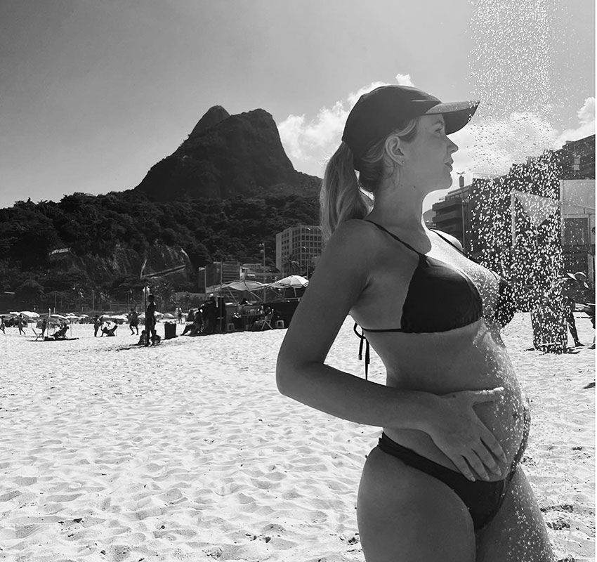 Rebecca Lima posa en bikini en la playa de Río de Janeiro