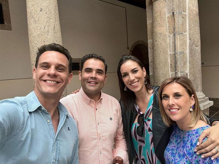 Patricia Pardo y Christian Gálvez junto a Olalla y su pareja