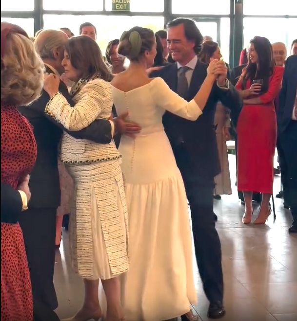 Los novios, durante el baile nupcial