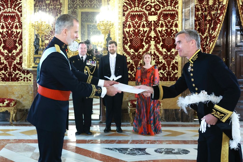 Alex Ellis, embajador del Reino Unido, entregando las Cartas Credenciales a Felipe VI