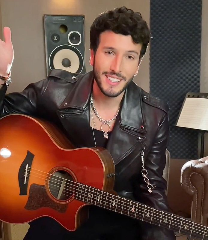 Sebastian Yatra luciendo su cazadora de cuero