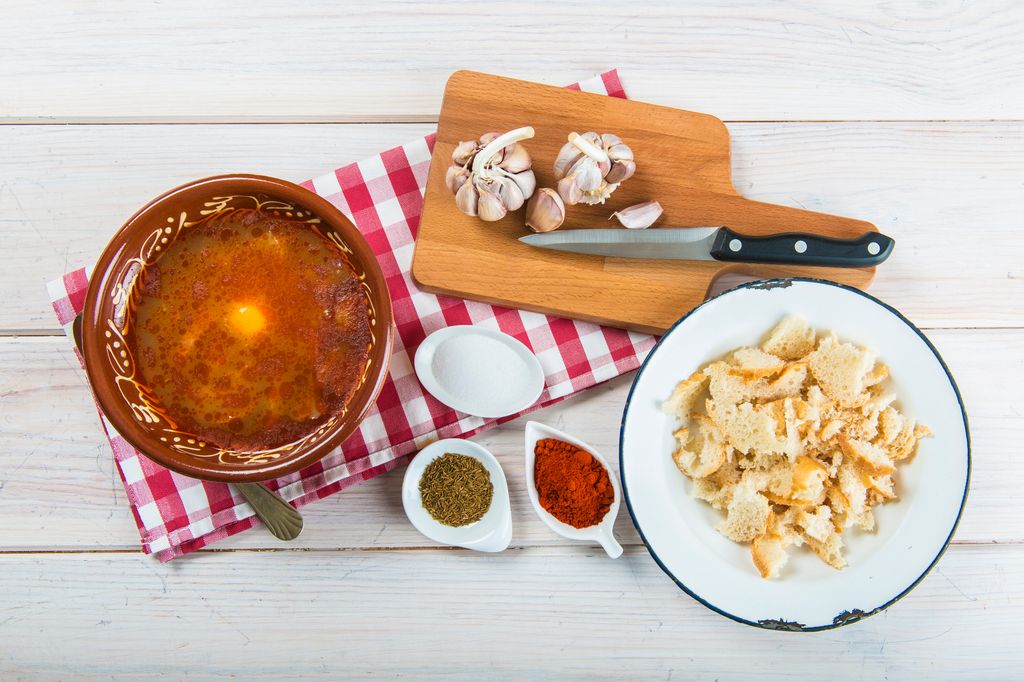 Ingredientes para hacer sopas de ajo