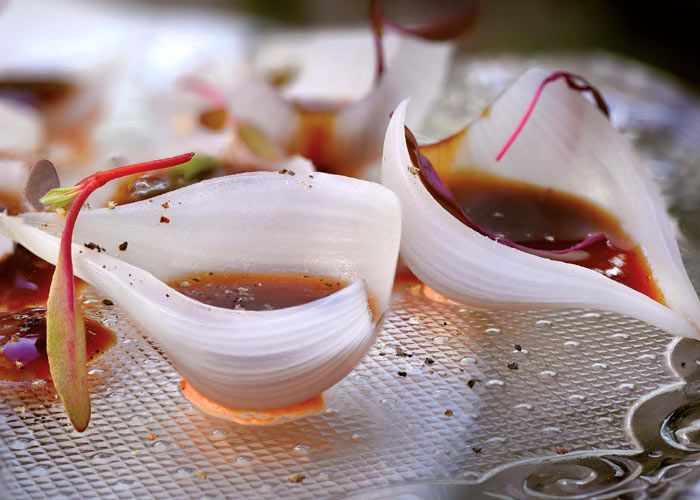 Cebollas a la sal con demiglacé vegetal, otra de las recetas del libro 'Cocina verde'. 
