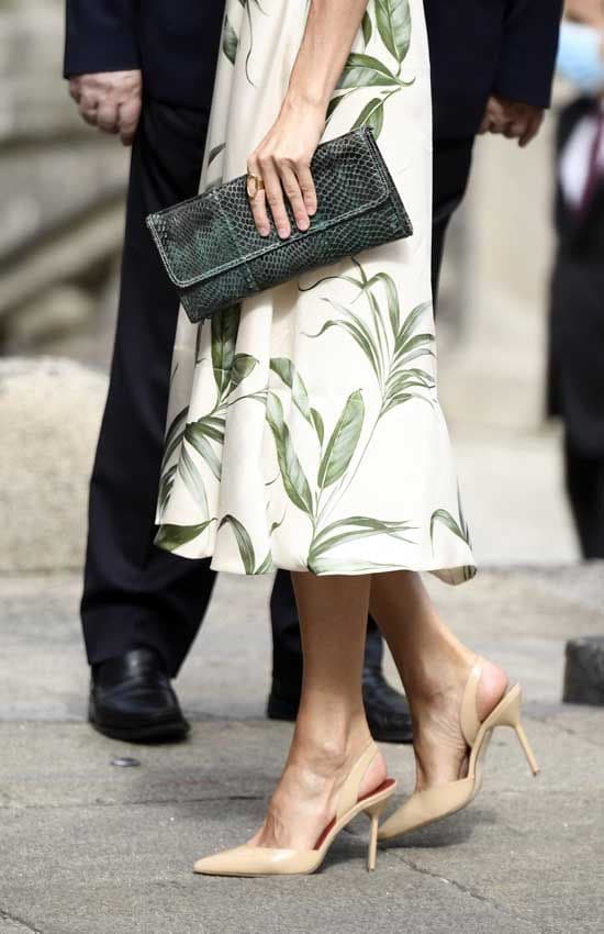 Letizia con zapatos de tacón destalonados