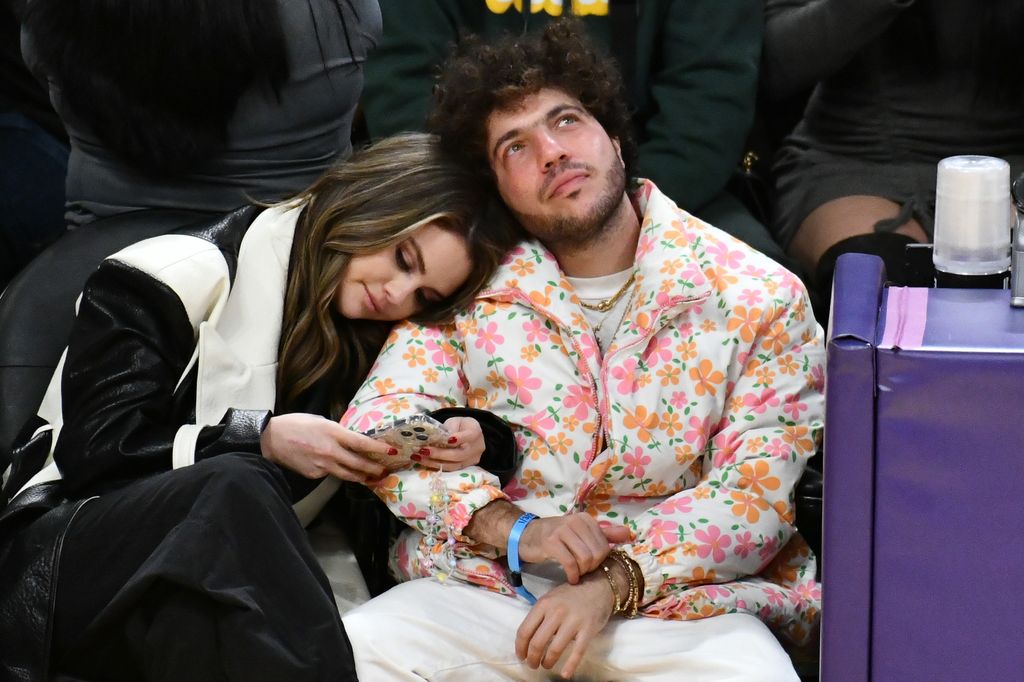 Selena Gomez y Benny Blanco en un partido de los Lakers en Miami 