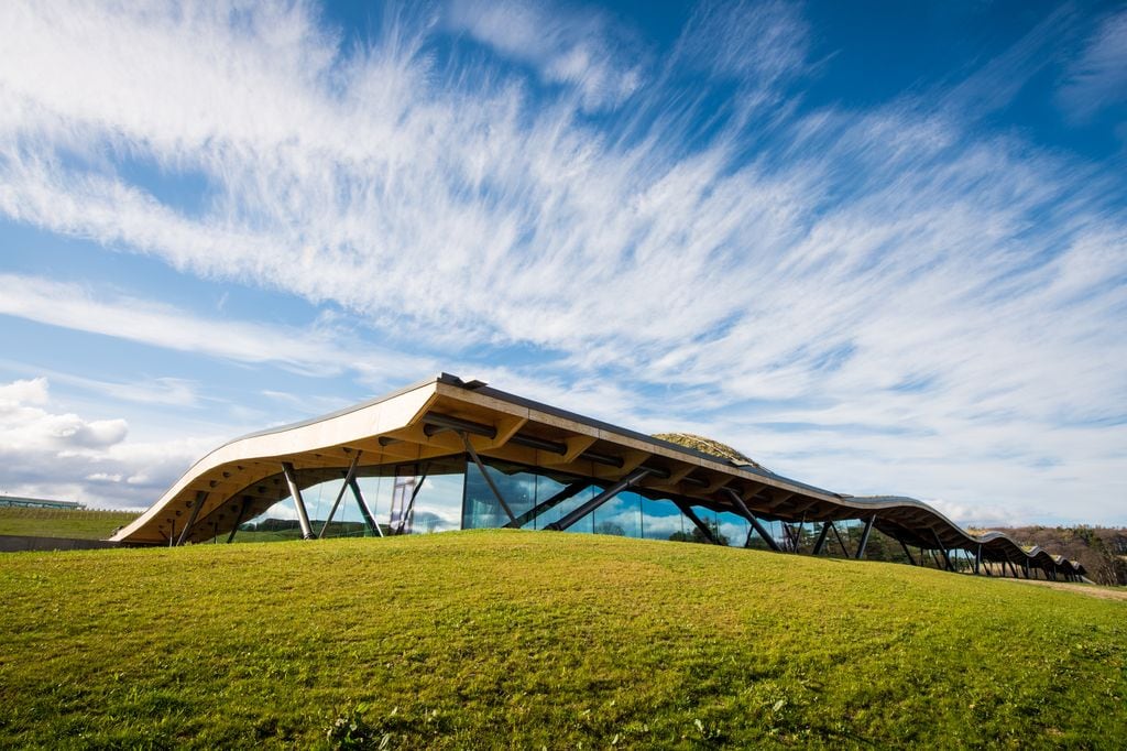 Exterior de la nueva destilería diseñada por los arquitectos Rogers Stirk Harbour + Partners, quienes encarnaron el cuidado, pasión y artesanía que se esconden en cada botella de The Macallan.