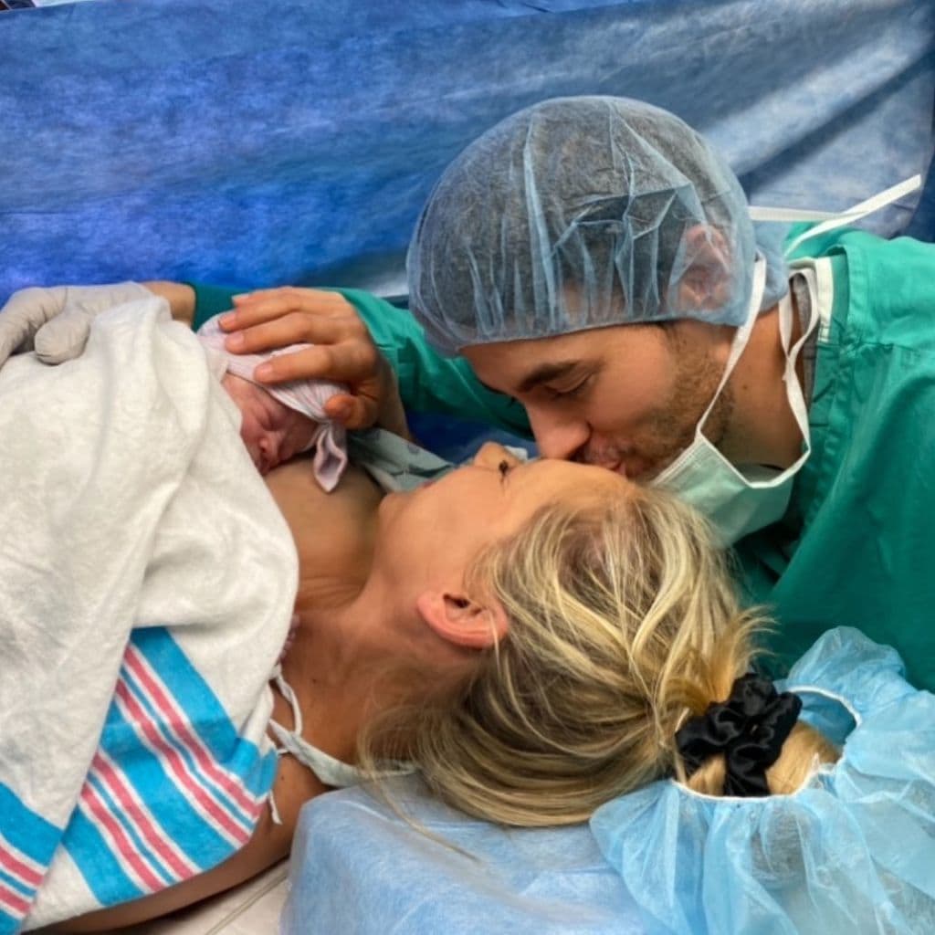 Anna Kournikova y Enrique Iglesias dieron la bienvenida a Mary, su tercera hija, en enero de 2020