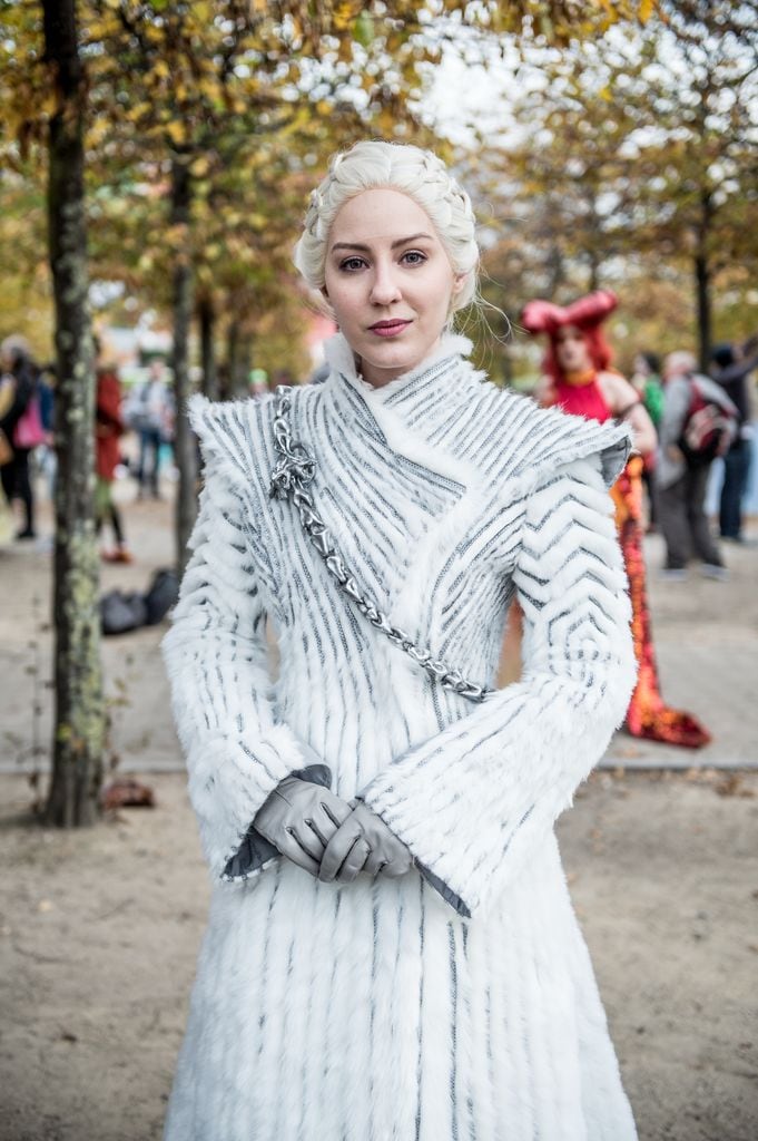 Una cosplayer disfrazada de Daenerys Targaryen de 'Juego de Tronos' durante la MCM London Comic Con, 2017