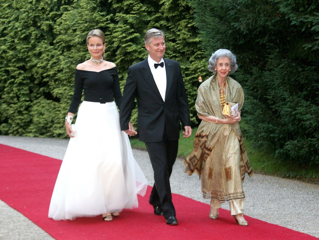 La reina Fabiola, con su hijo Felipe de los belgas y su nuera Matilde