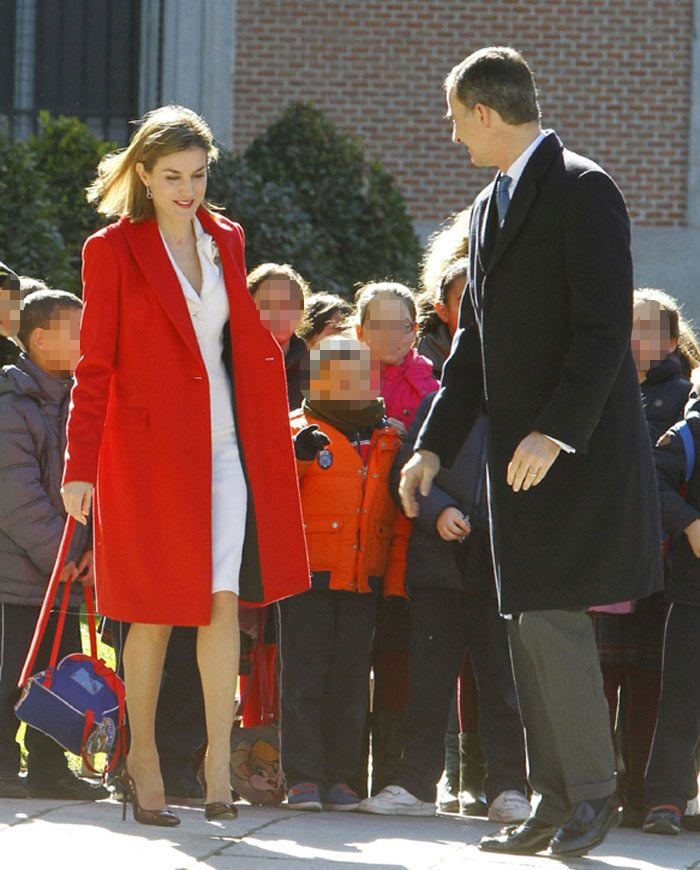 El rey Felipe y la reina Letizia, que combinó para la ocasión la paleta de colores que mejor le sienta –abrigo rojo y traje sastre blanco-, fueron recibidos a su llegada al museo por los entusiastas saludos de los escolares
