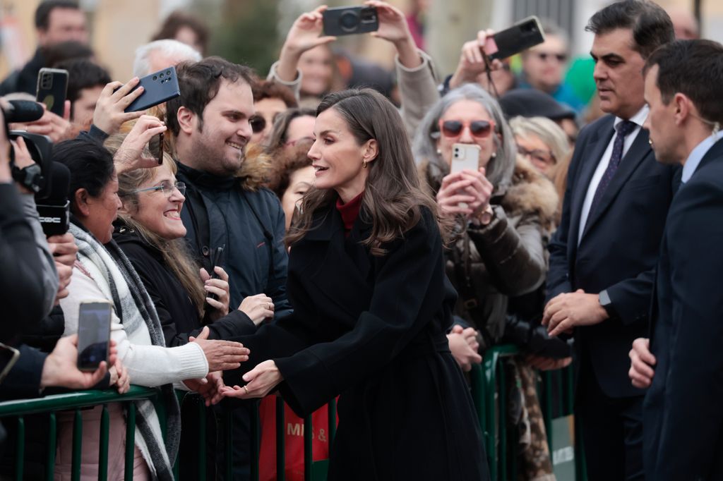 LA REINA LETIZIA SE DA UN BAÑO DE MASAS A SU LLEGADA A TUDELA