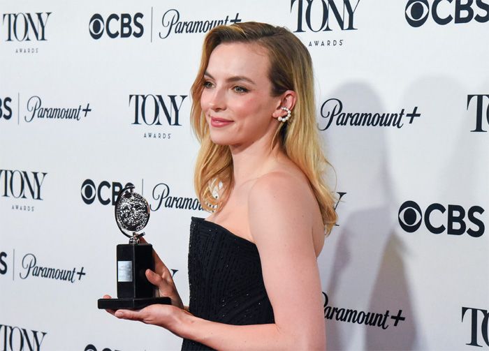 Jodie Comer posa con el galardón