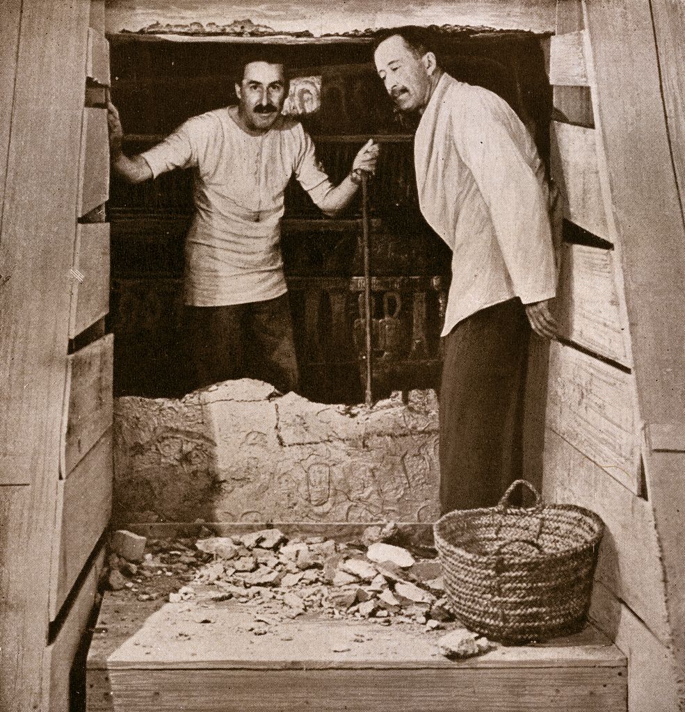 Howard Carter y Lord Carnarvon en la apertura de la tumba del faraón egipcio Tutankhamon en el Valle de los Reyes en 1922