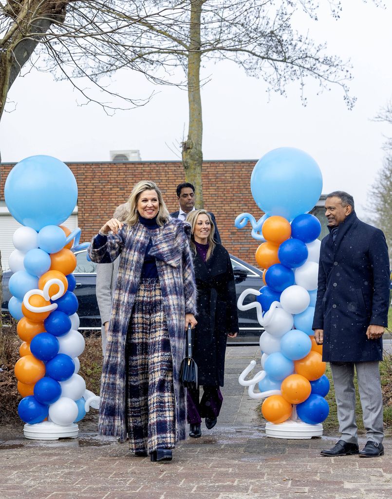 La reina Máxima con abrigo de cuadros y diamantes