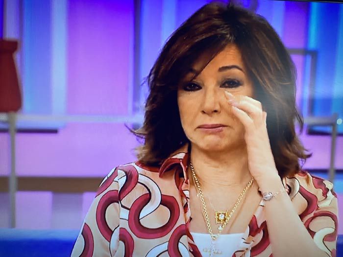 Emocionada y sin poder contener las lágrimas, Ana Rosa Quintana despide su temporada 'más dura'