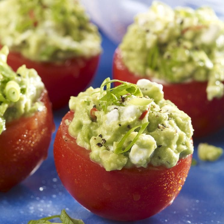 Tomates rellenos de aguacate y queso fresco