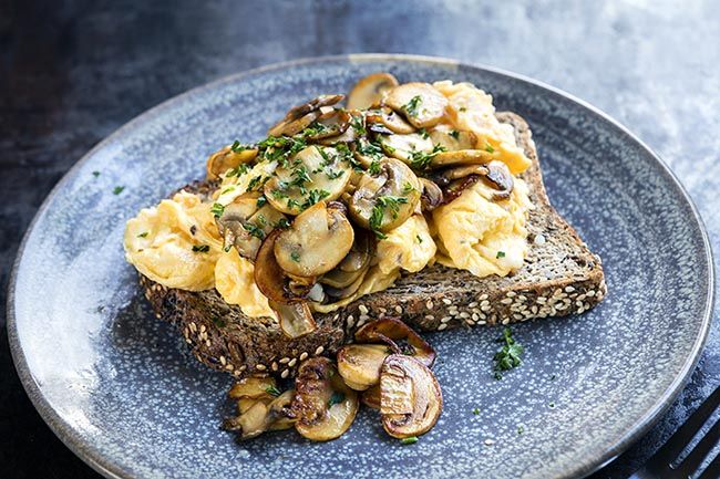 TOSTA DE HUEVO Y SETAS CARAMELIZADAS