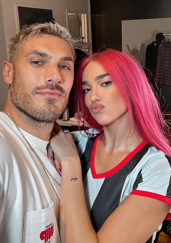 Chris Appleton y Dua Lipa con pelo rosa