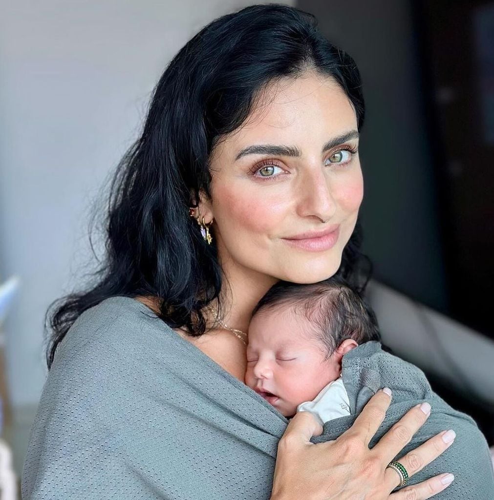 Aislinn Derbez es la tía más feliz