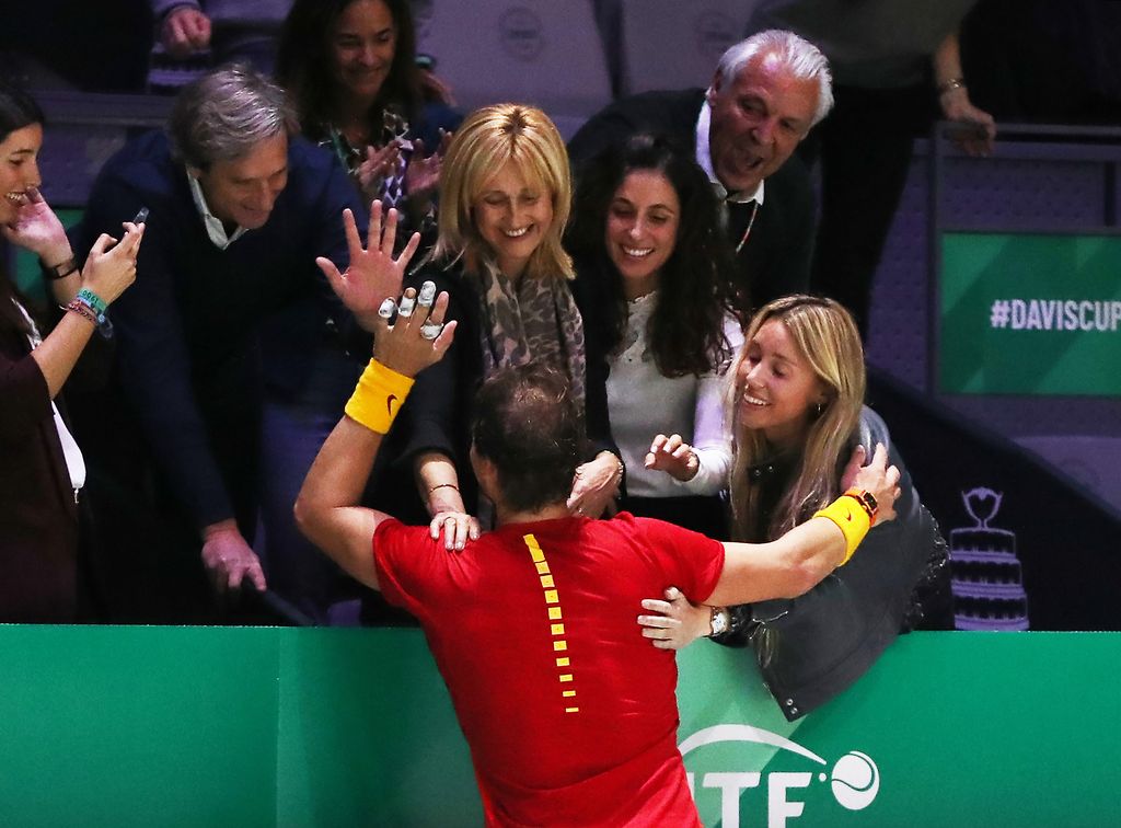 Rafa Nadal celebra con su padre, Sebastian Nadal, su madre Ana María Parera, su mujer Mery Perelló y su hermana María Isabel Nadal la final entre España y Canadá en La caja mágica, noviembre 2019