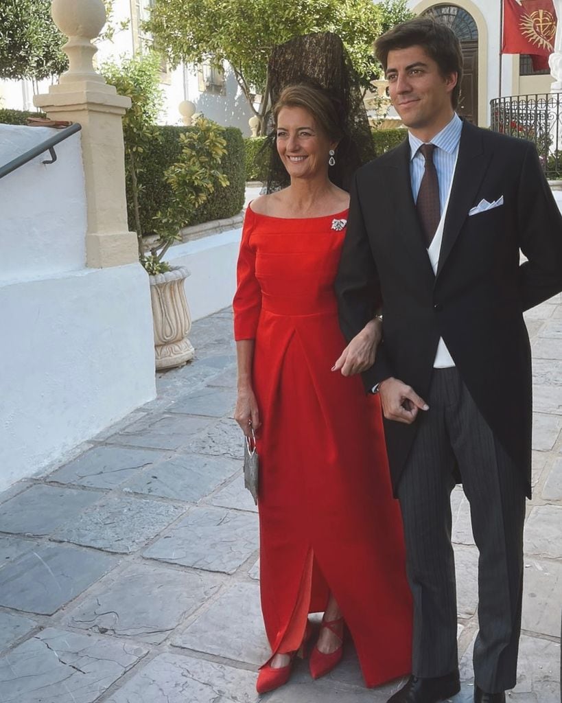 Look de madrina de color rojo con mantilla de Obrando Costura