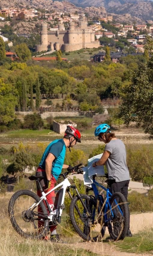 Ruta en bicicleta por Manzanares el Real con su bonito castillo de fondo.