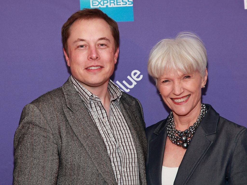 Elon Musk con su madre, Maye Musk, que continúa trabajando como modelo