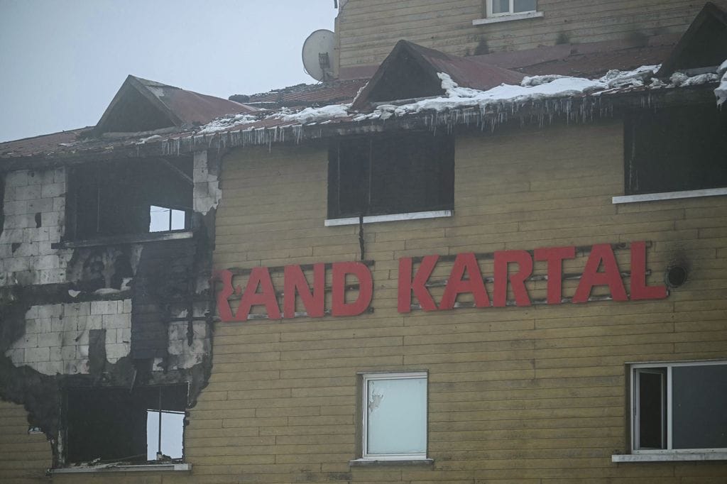 Incendio en hotel de esquí en Turquía deja al menos 76 muertos y decenas de heridos