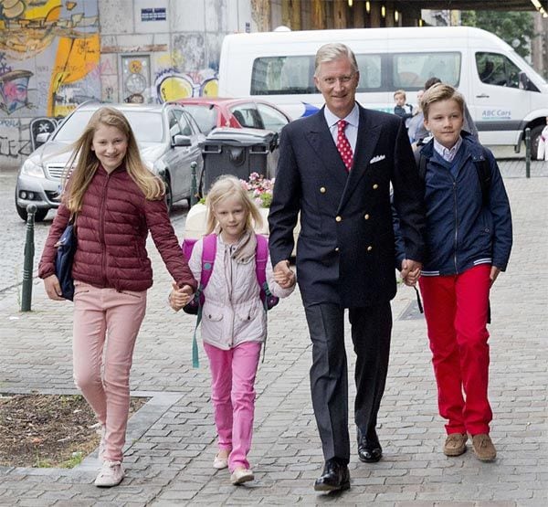 El rey Felipe fue con sus tres hijos de la mano en el primer día de cole: la princesa Elisabeth, de 13 años y Heredera al trono belga, ha comenzado su tercer año de bachillerato, mientras que su hermano el príncipe Gabriel, de 12 años, ha iniciado primero; la princesa Eleonore, de siete años, ha empezado su segundo año
