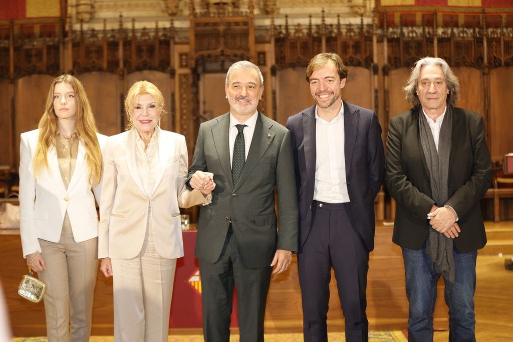 La Baronesa Thyssen, con su hija Carmen, en el Ayuntamiento de Barcelona, donde ha anunciado la apertura de un nuevo museo