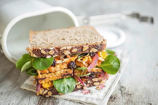 SÁNDWICH DE PAN DE AVENA CON CHUTNEY DE ARONIA Y TEMPEH